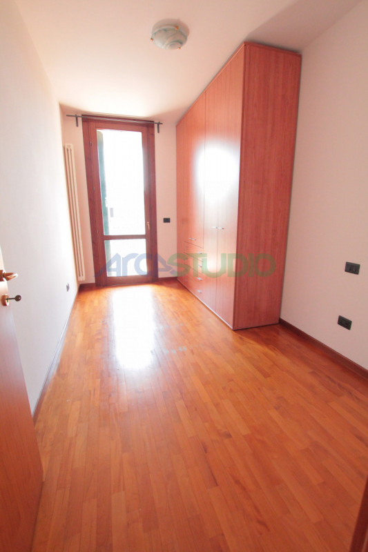 BOLZANO VICENTINO – AMPIO TRICAMERE BISERVIZI CON GARAGE DOPPIO
Disponibile esclusivamente a pers...