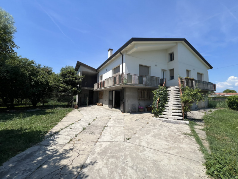 Sarmeola di Rubano (PD):

Immersa nel verde e in una posizione estremamente tranquilla ma strateg...