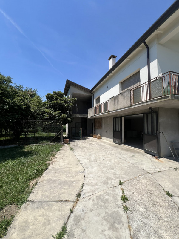 Sarmeola di Rubano (PD):

Immersa nel verde e in una posizione estremamente tranquilla ma strateg...
