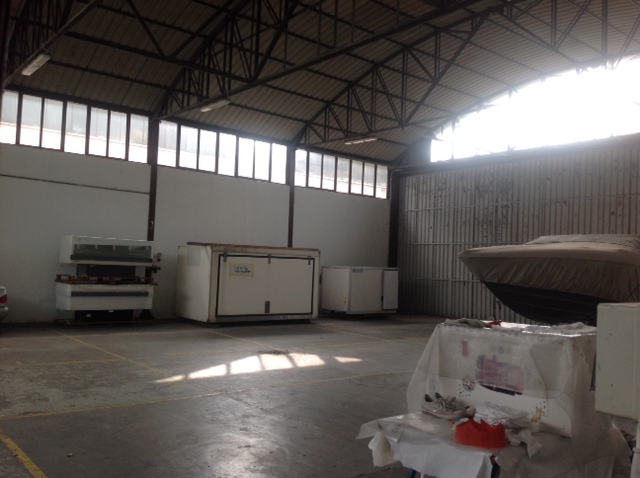 Agenzia Immobiliare ERRETI s.r.l. è lieta di presentare in affitto un capannone situato nella zon...