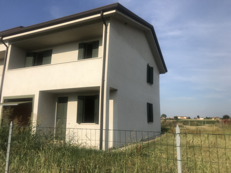 Vendesi villetta a schiera di testa con ampio giardino ad Arteselle.
L'abitazione, di nuova costr...