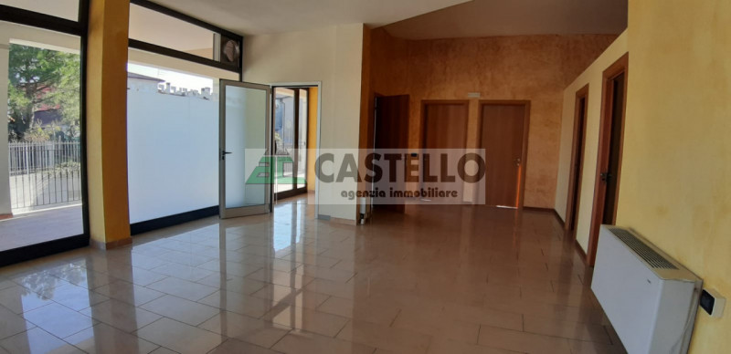 Vigodarzere Terraglione su posizione di passaggio, liberi da subito negozi/uffici in affitto, con...