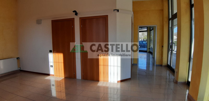 Vigodarzere Terraglione su posizione di passaggio, liberi da subito negozi/uffici in affitto, con...