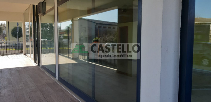 Vigodarzere Terraglione su posizione di passaggio, liberi da subito negozi/uffici in affitto, con...