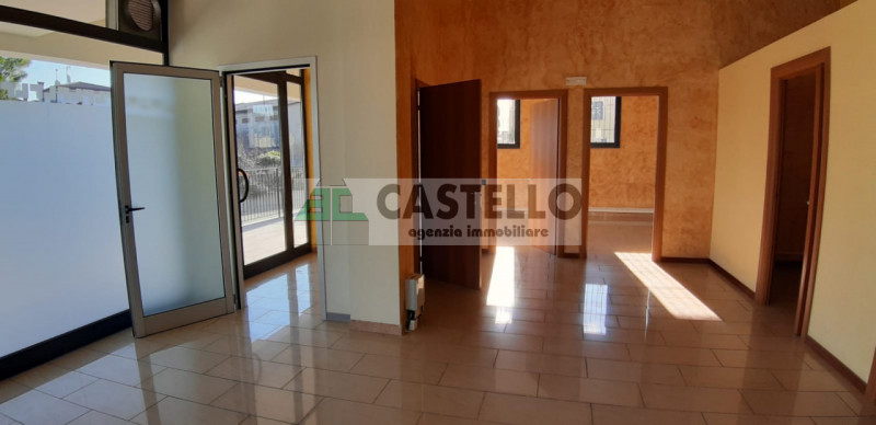 Vigodarzere Terraglione su posizione di passaggio, liberi da subito negozi/uffici in affitto, con...