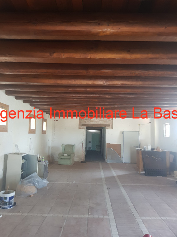 A due km dal centro di Este, si trova questo importante e favoloso rustico di campagna. Con una s...