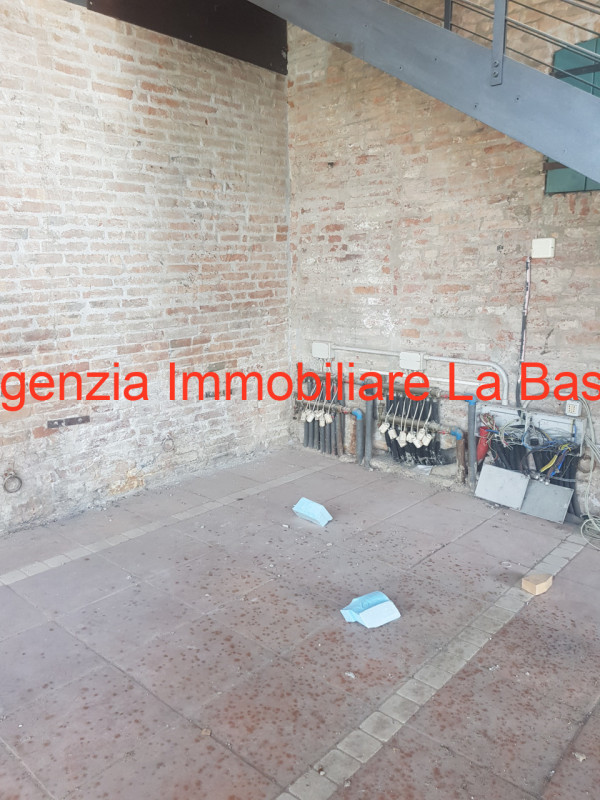 A due km dal centro di Este, si trova questo importante e favoloso rustico di campagna. Con una s...