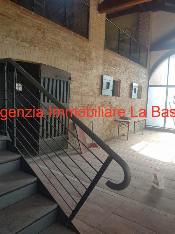 A due km dal centro di Este, si trova questo importante e favoloso rustico di campagna. Con una s...