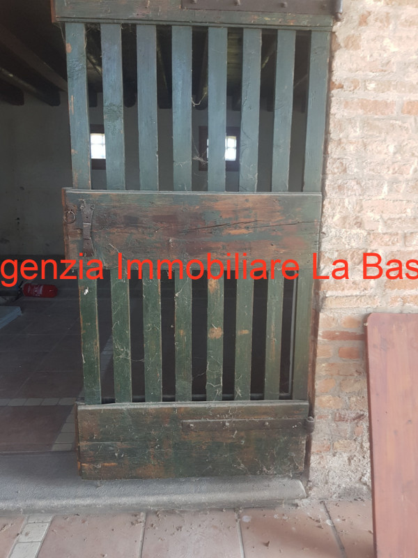 A due km dal centro di Este, si trova questo importante e favoloso rustico di campagna. Con una s...