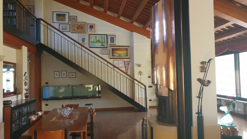 Leggermente fuori dal centro posizione riservata ma comoda a tutti i servizi, si propone in VENDI...