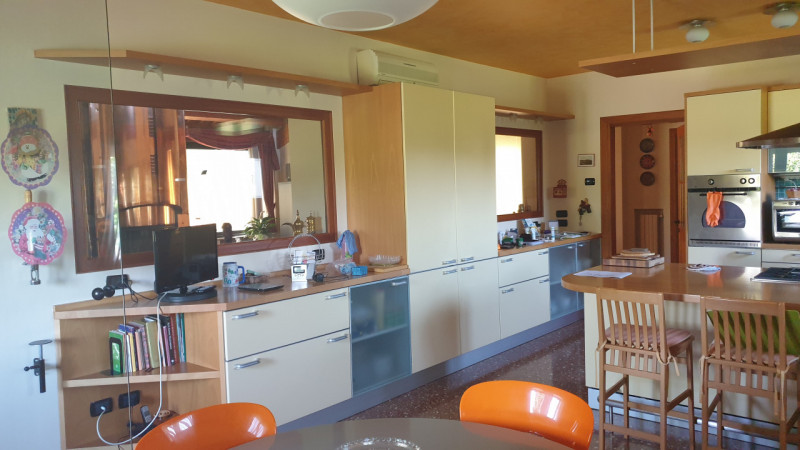 Leggermente fuori dal centro posizione riservata ma comoda a tutti i servizi, si propone in VENDI...