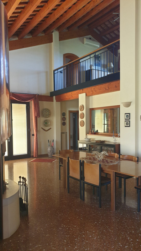 Leggermente fuori dal centro posizione riservata ma comoda a tutti i servizi, si propone in VENDI...