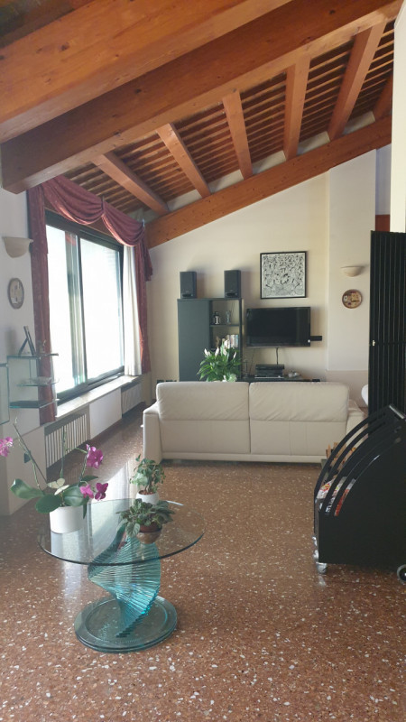 Leggermente fuori dal centro posizione riservata ma comoda a tutti i servizi, si propone in VENDI...