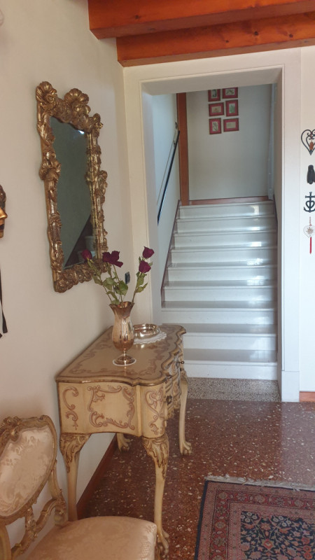 Leggermente fuori dal centro posizione riservata ma comoda a tutti i servizi, si propone in VENDI...