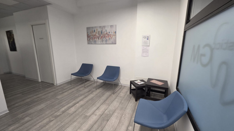 Locale commerciale ad uso direzionale, attualmente locato a studio dentistico, fronte strada, di ...