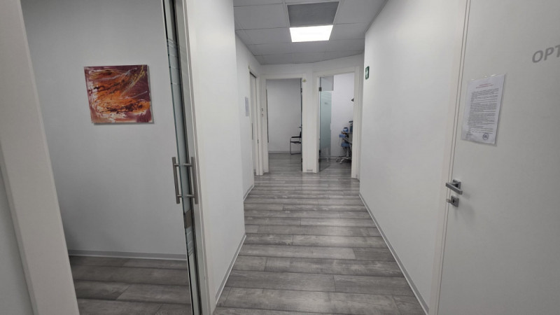 Locale commerciale ad uso direzionale, attualmente locato a studio dentistico, fronte strada, di ...