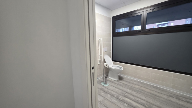 Locale commerciale ad uso direzionale, attualmente locato a studio dentistico, fronte strada, di ...