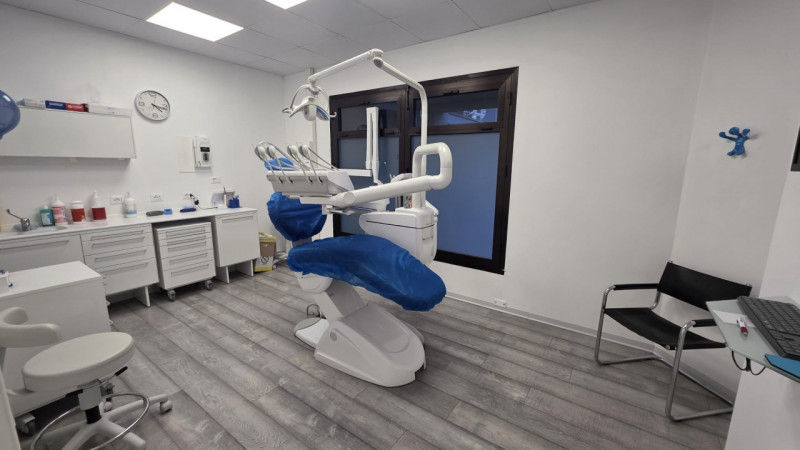 Locale commerciale ad uso direzionale, attualmente locato a studio dentistico, fronte strada, di ...