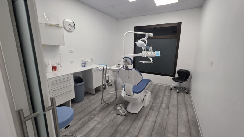 Locale commerciale ad uso direzionale, attualmente locato a studio dentistico, fronte strada, di ...