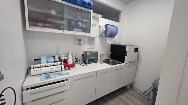 Locale commerciale ad uso direzionale, attualmente locato a studio dentistico, fronte strada, di ...