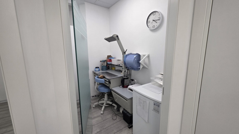 Locale commerciale ad uso direzionale, attualmente locato a studio dentistico, fronte strada, di ...