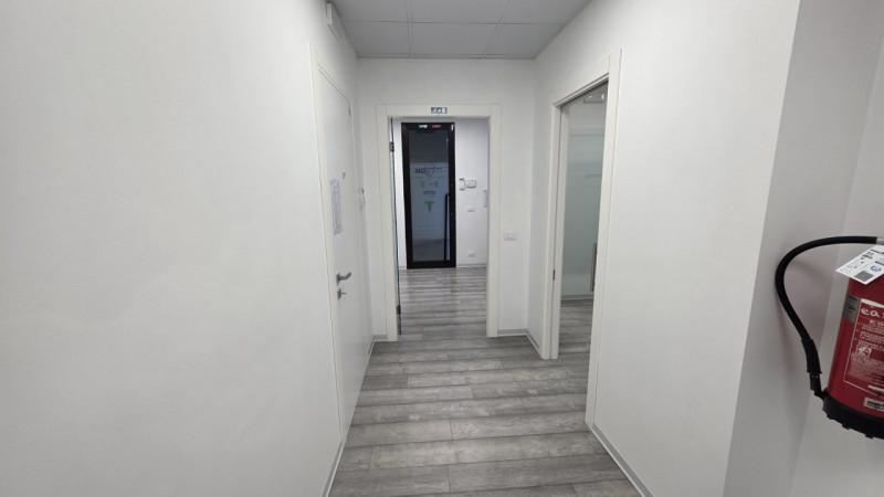 Locale commerciale ad uso direzionale, attualmente locato a studio dentistico, fronte strada, di ...