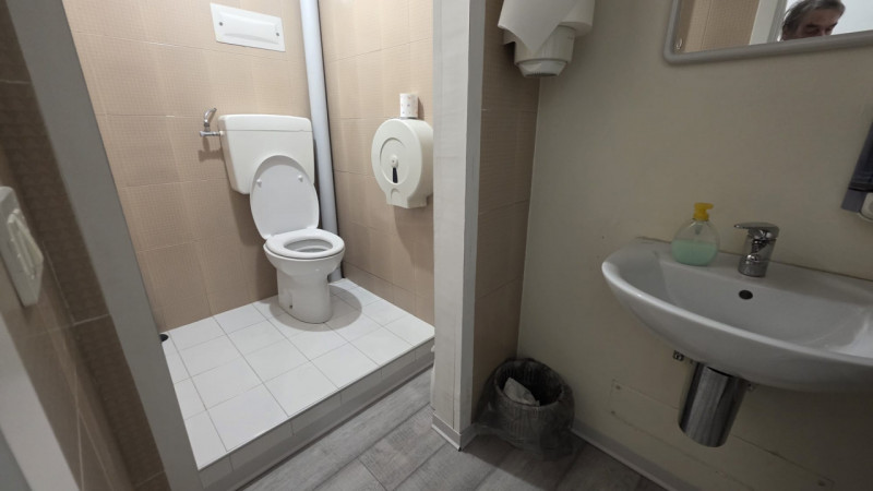 Locale commerciale ad uso direzionale, attualmente locato a studio dentistico, fronte strada, di ...