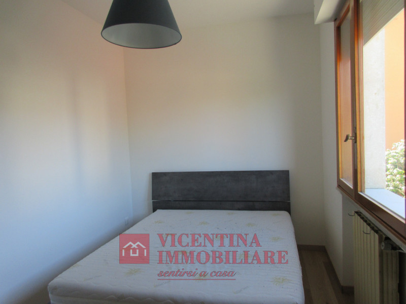 VICENZA- ANCONETTA: all'interno di una via chiusa, in palazzina ben tenuta, BICAMERE COMPLETAMENT...