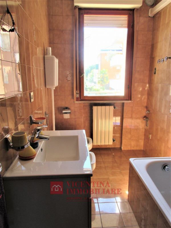 VICENZA- ANCONETTA: all'interno di una via chiusa, in palazzina ben tenuta, BICAMERE COMPLETAMENT...