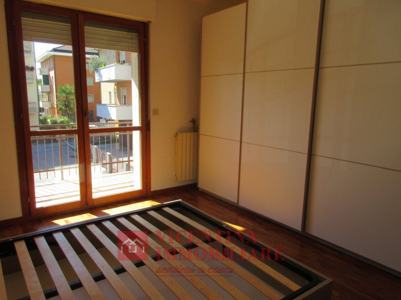 VICENZA- ANCONETTA: all'interno di una via chiusa, in palazzina ben tenuta, BICAMERE COMPLETAMENT...