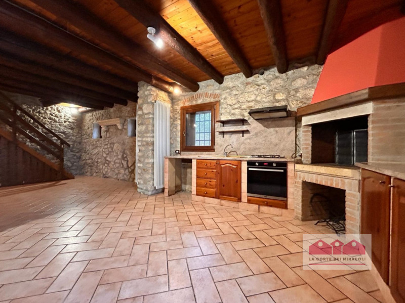 LAPIO: DELIZIOSO E PANORAMICO RUSTICO, 190 MQ., SOGGIORNO CUCINA CON PRANZO, 4 CAMERE E DUE BAGNI...