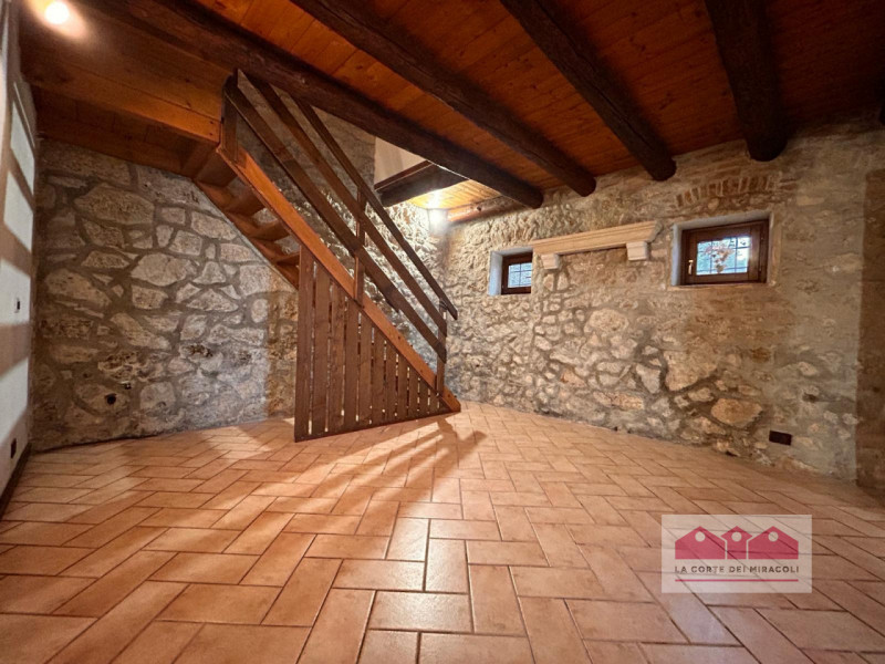 LAPIO: DELIZIOSO E PANORAMICO RUSTICO, 190 MQ., SOGGIORNO CUCINA CON PRANZO, 4 CAMERE E DUE BAGNI...