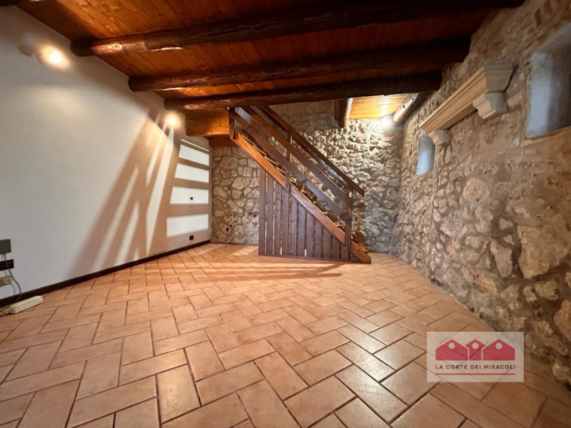 LAPIO: DELIZIOSO E PANORAMICO RUSTICO, 190 MQ., SOGGIORNO CUCINA CON PRANZO, 4 CAMERE E DUE BAGNI...