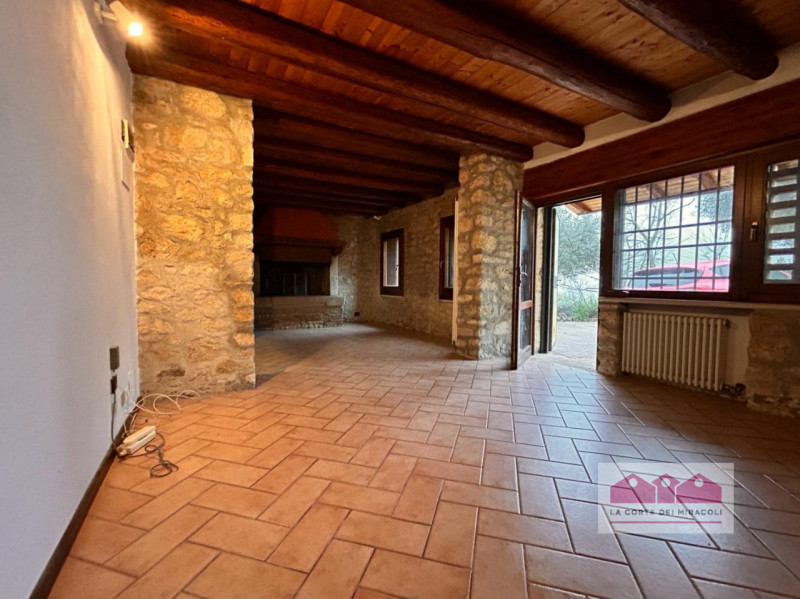 LAPIO: DELIZIOSO E PANORAMICO RUSTICO, 190 MQ., SOGGIORNO CUCINA CON PRANZO, 4 CAMERE E DUE BAGNI...