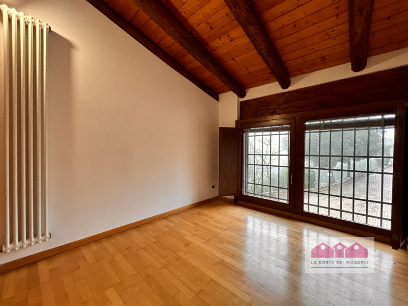 LAPIO: DELIZIOSO E PANORAMICO RUSTICO, 190 MQ., SOGGIORNO CUCINA CON PRANZO, 4 CAMERE E DUE BAGNI...