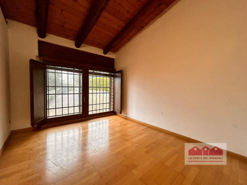 LAPIO: DELIZIOSO E PANORAMICO RUSTICO, 190 MQ., SOGGIORNO CUCINA CON PRANZO, 4 CAMERE E DUE BAGNI...