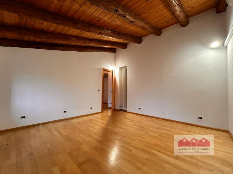 LAPIO: DELIZIOSO E PANORAMICO RUSTICO, 190 MQ., SOGGIORNO CUCINA CON PRANZO, 4 CAMERE E DUE BAGNI...