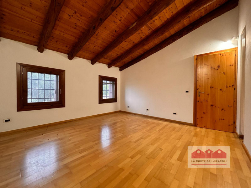 LAPIO: DELIZIOSO E PANORAMICO RUSTICO, 190 MQ., SOGGIORNO CUCINA CON PRANZO, 4 CAMERE E DUE BAGNI...