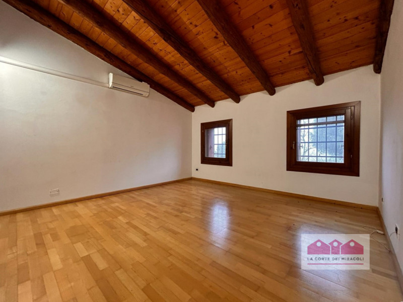 LAPIO: DELIZIOSO E PANORAMICO RUSTICO, 190 MQ., SOGGIORNO CUCINA CON PRANZO, 4 CAMERE E DUE BAGNI...