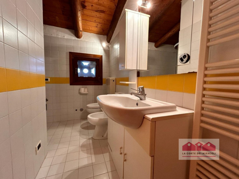 LAPIO: DELIZIOSO E PANORAMICO RUSTICO, 190 MQ., SOGGIORNO CUCINA CON PRANZO, 4 CAMERE E DUE BAGNI...