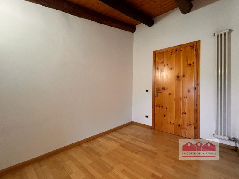 LAPIO: DELIZIOSO E PANORAMICO RUSTICO, 190 MQ., SOGGIORNO CUCINA CON PRANZO, 4 CAMERE E DUE BAGNI...