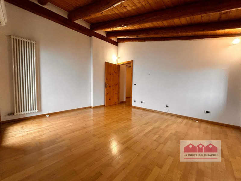 LAPIO: DELIZIOSO E PANORAMICO RUSTICO, 190 MQ., SOGGIORNO CUCINA CON PRANZO, 4 CAMERE E DUE BAGNI...