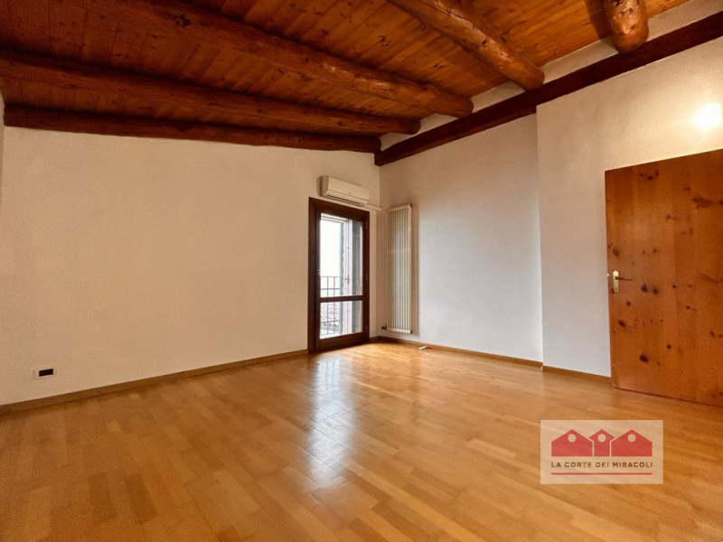 LAPIO: DELIZIOSO E PANORAMICO RUSTICO, 190 MQ., SOGGIORNO CUCINA CON PRANZO, 4 CAMERE E DUE BAGNI...