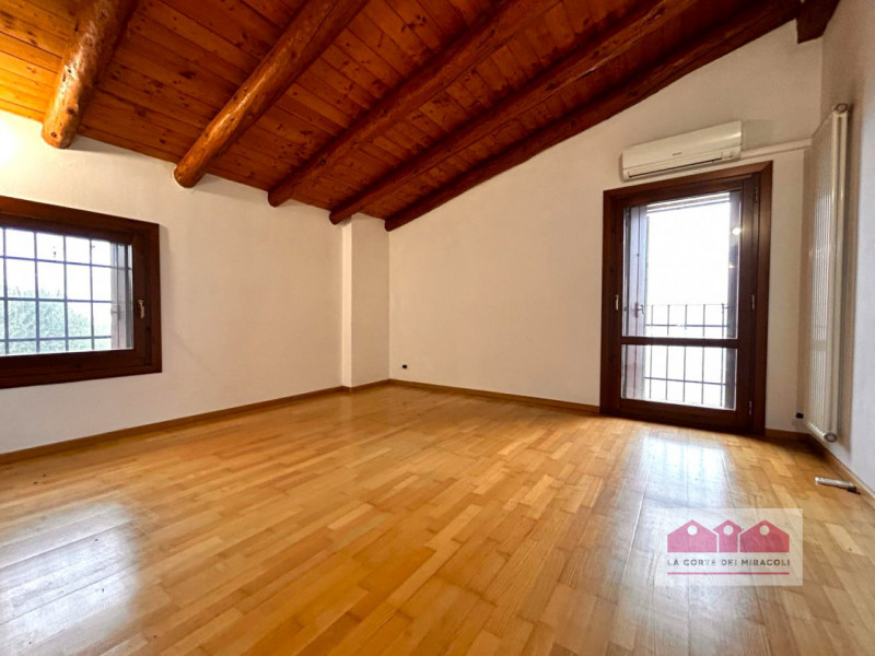 LAPIO: DELIZIOSO E PANORAMICO RUSTICO, 190 MQ., SOGGIORNO CUCINA CON PRANZO, 4 CAMERE E DUE BAGNI...