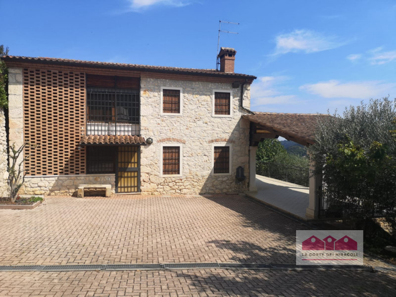 LAPIO: DELIZIOSO E PANORAMICO RUSTICO, 190 MQ., SOGGIORNO CUCINA CON PRANZO, 4 CAMERE E DUE BAGNI...