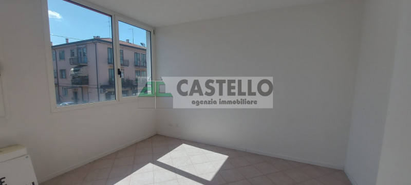 Padova Ponte di Brenta, ufficio al piano primo di circa 62mq netti già libero, in posizione centr...