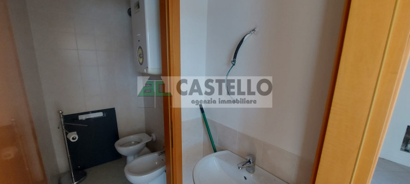 Padova Ponte di Brenta, ufficio al piano primo di circa 62mq netti già libero, in posizione centr...