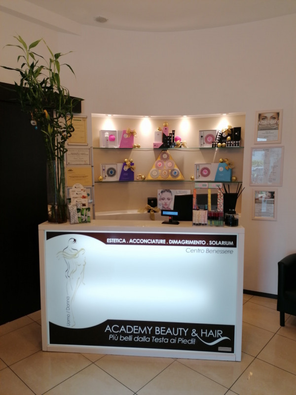 Rovigo, a 2 km dal centro, vendesi avviato e referenziato centro estetico. Ampio parcheggio esclu...