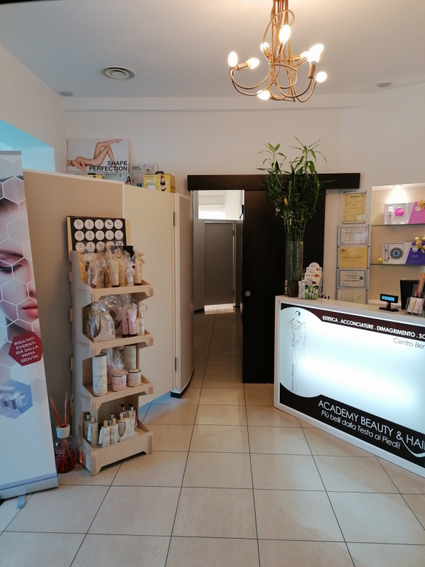 Rovigo, a 2 km dal centro, vendesi avviato e referenziato centro estetico. Ampio parcheggio esclu...