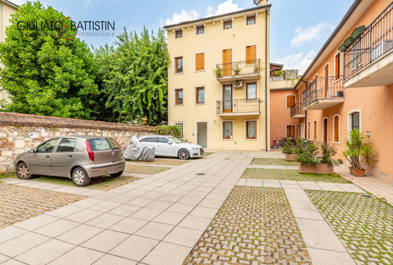 VICENZA - SAN FELICE: in posizione interna riparata dal traffico cittadino, proponiamo in LOCAZIO...